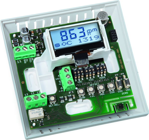 AERASGARD RLQ-CO2-W LCD, mit geöffneter Abdeckung und sichtbarer Platine, mit Sinterfilter - S+S Regeltechnik